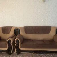 یک دست مبل ۷ نفره کرم قهوه ای بدون تو رفتگی .