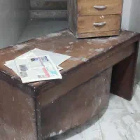 یک عدد میز تحریر باکشو هاش