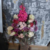 گلدان چوبی با گلهای مصنویی|گل مصنوعی|بومهن, |دیوار