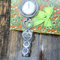 ساعت زنانه نقره ای و گوشواره آنجلیا درخشان