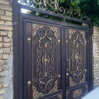 درب منزل و حیاط