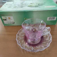 تعدادی ظروف پذیرایی با جعبه