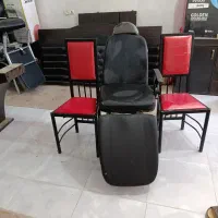 میز غذاخوری و تعدادی صندلی