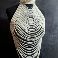 تعدادی گردنبند و دستبند و یقه مرواریدی موجوده