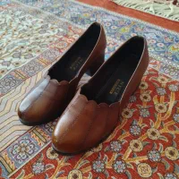 کفش زنانه وکاپشن