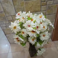 گل مصنوعی کوکب با گلدان چوبی با تزئین سنگ کوچک