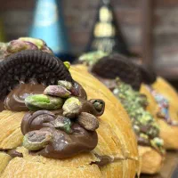 باریستا،کمک باریستا،سالن کار،ظرف شور، وسط کار