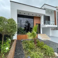 پیلوت-مدرن-نزدیک-جنگل-شهرکی-با-نگهبانی