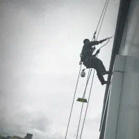 راپل کار در ارتفاع با استفاده از طناب