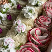 نون پنیرسبزی فینگرفود سالاد سوشی