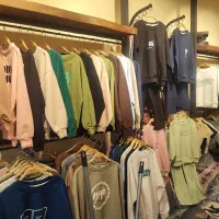 فروشنده خانم تولیدی پوشاک