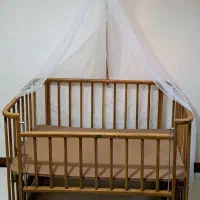 تخت گهواره کنار مادر دوقلویی