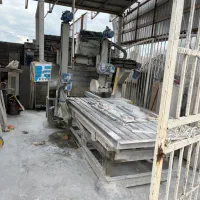 کارگر آقا و حسابدار خانم برای سنگفروشی در سنگر