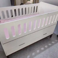 تخت نوزاد و کمد