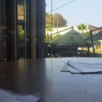 کمک آشپز و آشپز و صندوق دار