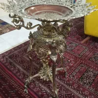 جا میوه ای کنار سالنی پایه دار