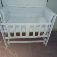 تخت و گهواره کنار مادر