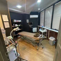 اپراتور لیزر مو همراه با مشتری