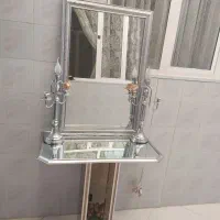 آینه و شمعدان نقره ای همراه میز پایه ای