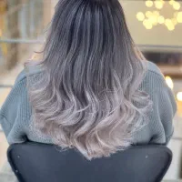 خدمات رنگ مو و لایت در سالن لی لی نقوی پردیس فاز ۱