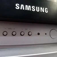 تلویزیون سامسونگ ۲۱ اینچ کره با میز و کنترل