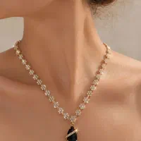 فروش گوشواره و گردنبند  الماسی زیبا