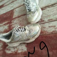 کفش|کیف، کفش، کمربند|خوی, |دیوار