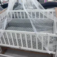 گهواره و تخت کنار مادر