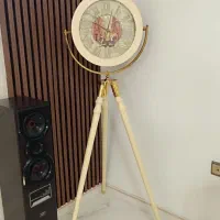 ساعت کنارسالنی ایستاده