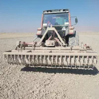 تراکتور. خدماتکشاورزی کلوخ کوب وبا کشت کمبینات|خدمات باغبانی و درختکاری|مرودشت, رودبال|دیوار