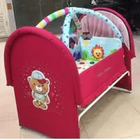 گهواره و تخت کنار مادر