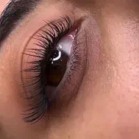 شنیون کار و مژه کار به صورت سیار کار میکنم