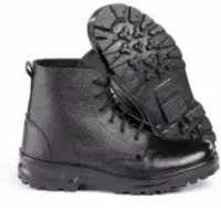 کفش نیمه بوت ولباس نظامی