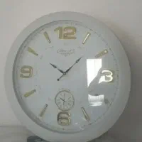 ساعت  دیواری تمیز سالم