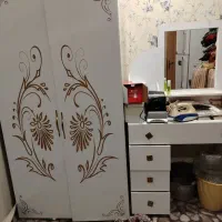 کمد طرح دیواری با یه میز آرایش بدلیل مهاجرت