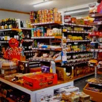 فروشنده خانم سوپرمارکت