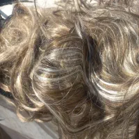 کلاه گیس مو طبیعی.و حدودا ۱۰تا۱۵تا کلاه گیس وکلیپس