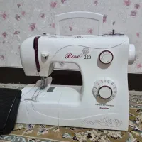چرخ خیاطی رز مدل ۲۲۰، در حد نو و بسیار تمیز.  -.