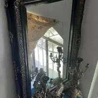 میز و آینه و شمعدان و ساعت