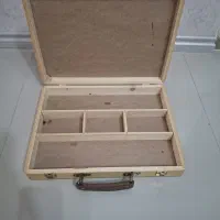 جعبه رنگ روغن چوبی و کتاب تاریخ هنر طراحی کاغذکاهی