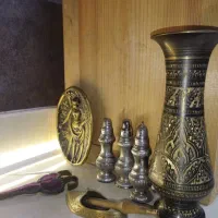 گلدان برنزی و عتیقه جات
