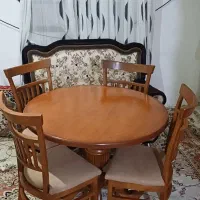 میزغذاخوری درحد نو وبدون هیچ خط وخشی