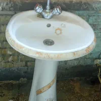 روشویی با شیر مربوطه