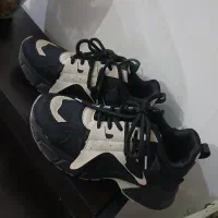 کتونی مشکی حاشیه های کرم