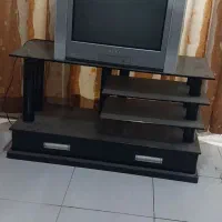 تلویزیون و میز تلویزیون و فرش