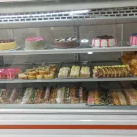 یک کارگر ساده برای کارگاه شیرینی پزی