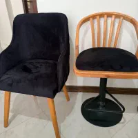 صندلی چوبی و فلزی با نشیمن مخمل مشکی