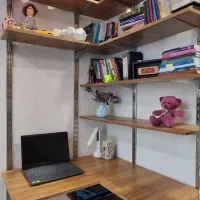 شلف کتابخانه و میز تحریر دیواری بسیار محکم و جادار
