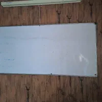 تخته وایت برد و تعدادی قاب عکس و گلدان