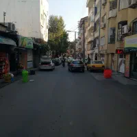 عدالت 16،یه دهنه مغازه تجاری بر خیابان اصلی